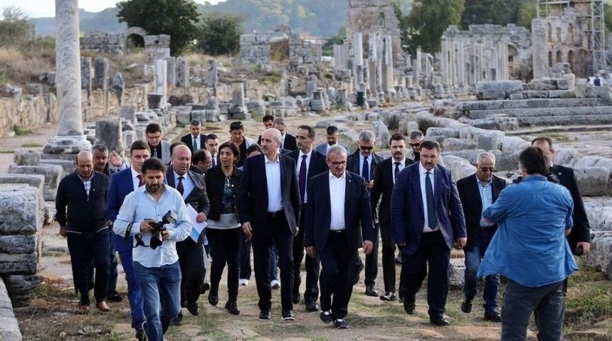 K&uuml;lt&uuml;r Ve Turizm Bakanı Kurtulmuş: &ldquo;perge Antik Kentini D&uuml;nyaya A&ccedil;malıyız&rdquo;