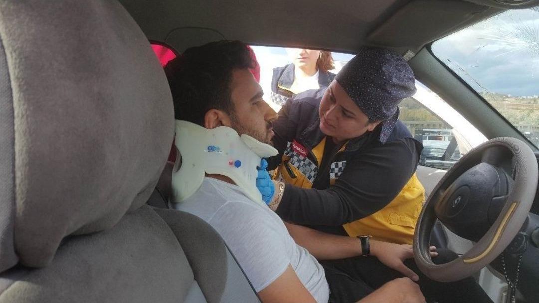 Otomobil Bariyere &Ccedil;arptı, Yaralıya İlk M&uuml;dahaleyi Ma&ccedil;a Giden Taraftarlar Yaptı