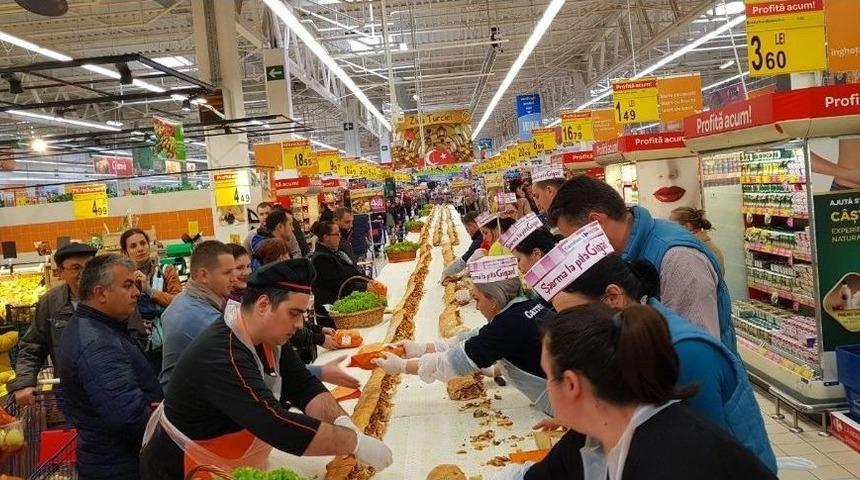 100 Metrelik D&ouml;nerli Sandvi&ccedil;le Cumhuriyet Bayramı Kutlandı