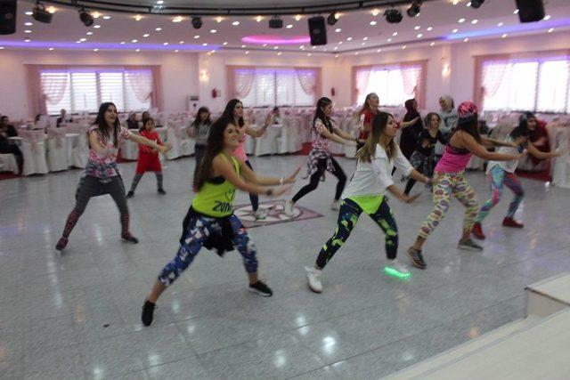 Niğde’de Zumba Dansı Etkinliği Düzenlendi