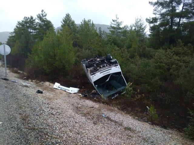 Turistleri Taşıyan Tur Midibüsü Şarampole Devrildi: 20 Yaralı