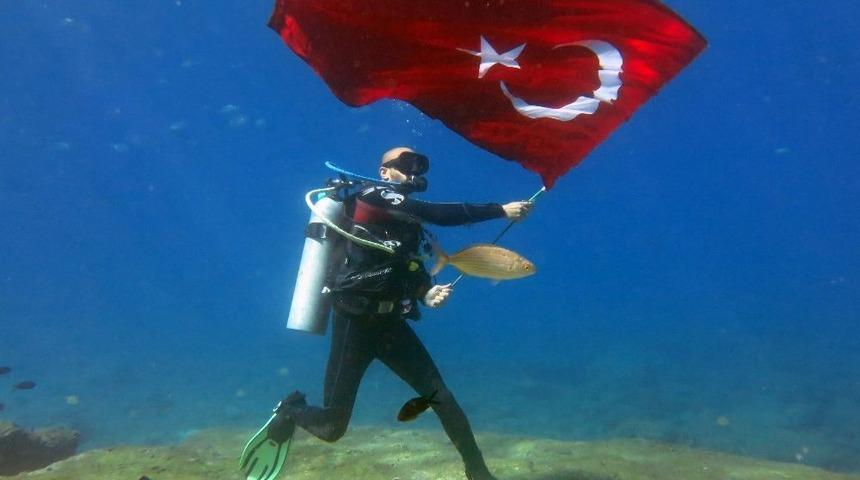 Dalgı&ccedil;lar Cumhuriyet Bayramı&rsquo;nı Denizin Altında Kutladı