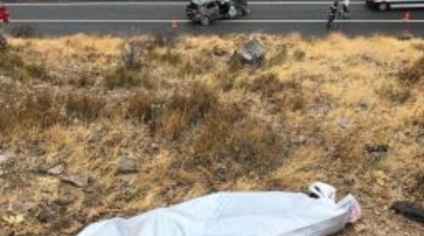 Otomobil Şarampole Devrildi: 1 &Ouml;l&uuml;, 5 Yaralı