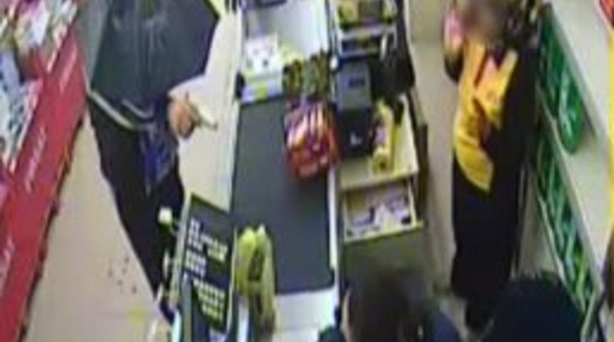 Kendisini Şemsiyeyle Kamufle Edip Soygun Yaptı