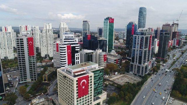 Gökdelenler Dev Türk Bayraklarıyla Donatıldı