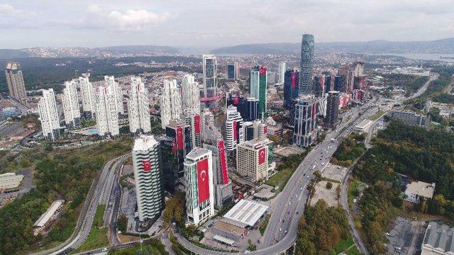 Gökdelenler Dev Türk Bayraklarıyla Donatıldı