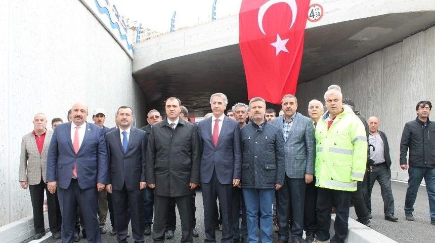 Elazığ&rsquo;da "katlı Kavşak" Projesinin Alt Ge&ccedil;it Kısmı Trafiğe A&ccedil;ıldı