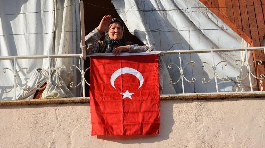 Yaşlı Kadının Bayrak Hassasiyeti