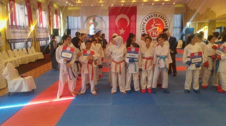 Pamukkale Spor Oyunları Minderde Sürüyor