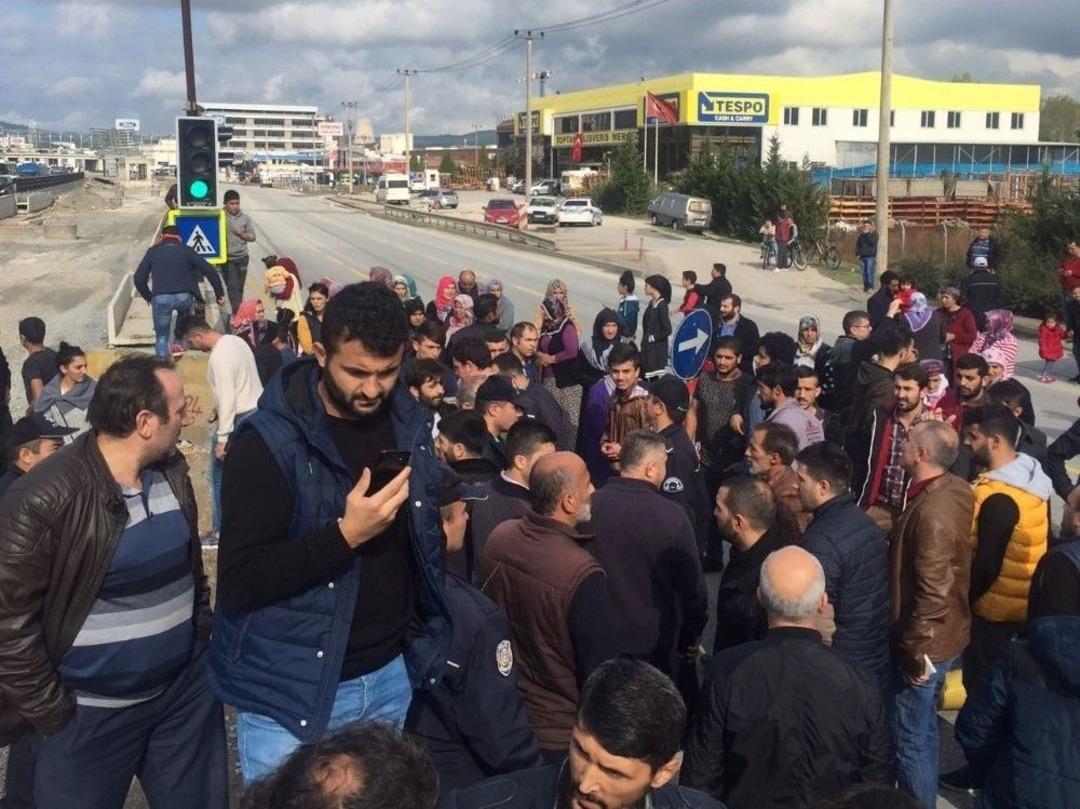 &Uuml;st Ge&ccedil;it İ&ccedil;in Yolu Kapatan Mahalleliye Polis M&uuml;dahalesi