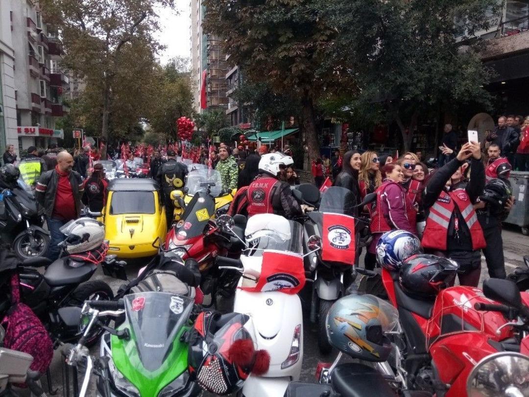 Binlerce Motosikletliden Cumhuriyet Bayramı Korteji