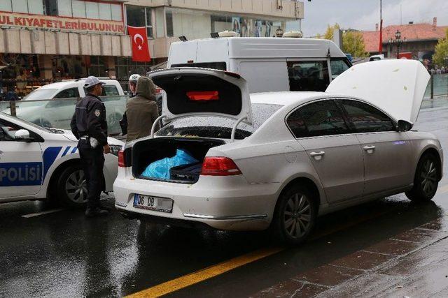 Araç Koltuğunun Altından Sarkan Kablolar Bomba Paniğine Neden Oldu