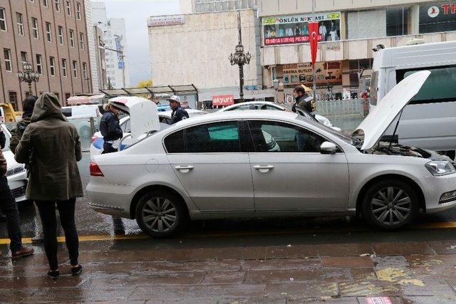 Araç Koltuğunun Altından Sarkan Kablolar Bomba Paniğine Neden Oldu