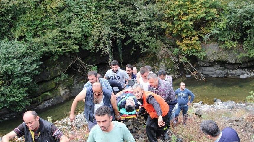 Dereye U&ccedil;an Kamyondan G&uuml;&ccedil;l&uuml;kle &Ccedil;ıkartıldı