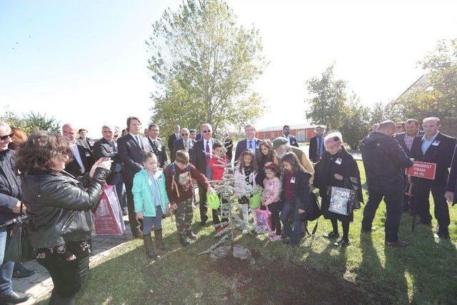 Trakya Üniversitesi’nden Geleneksel ‘cumhuriyet Fidanı’ Töreni