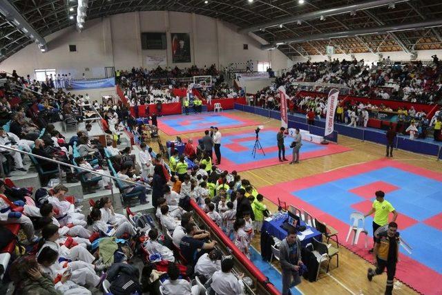 Uşak’ta “29 Ekim Ulusal Karate Turnuvası”