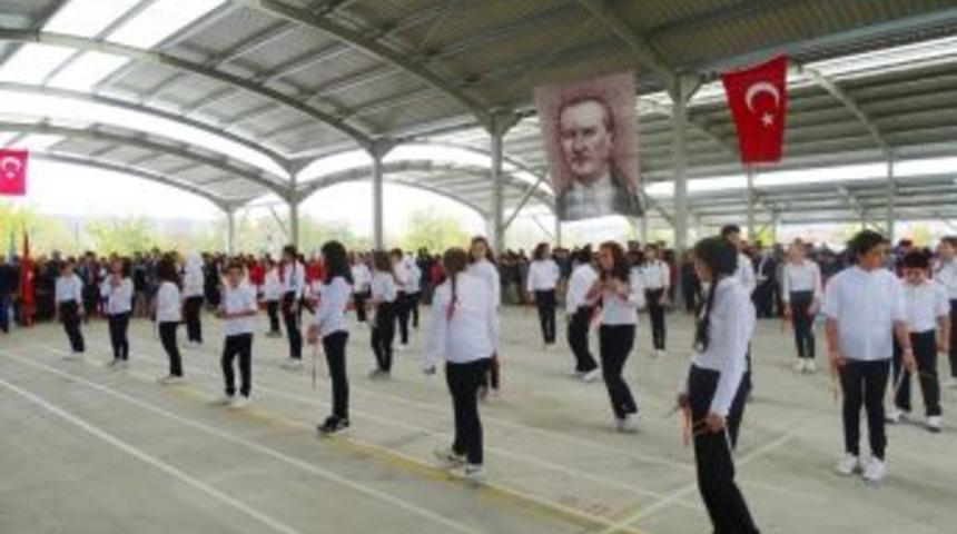 35 &Ouml;ğrencinin &lsquo;erik Dalı&rsquo; Oyunu İzleyenleri Coşturdu