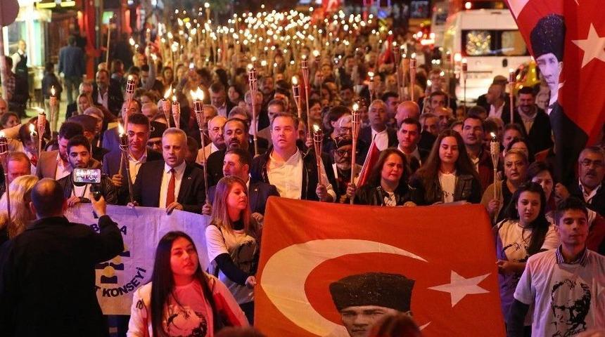 Buca&rsquo;da Meşaleler Cumhuriyet İ&ccedil;in Yandı