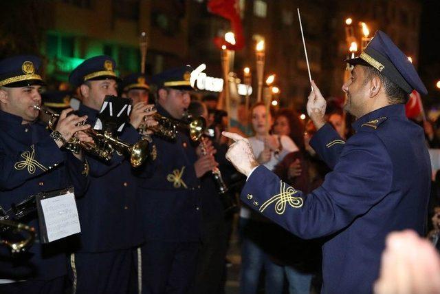 Buca’da Meşaleler Cumhuriyet İçin Yandı