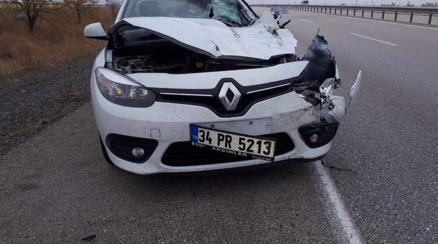 Otomobil Kamyona Arkadan Çarptı: 3 Yaralı