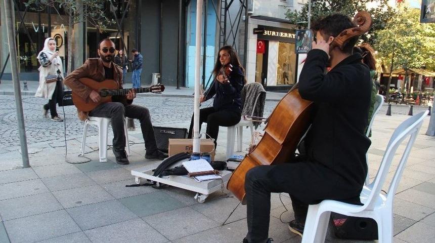 Şişli Sokaklarında Cumhuriyet Bayramı&rsquo;na &Ouml;zel M&uuml;zik Dinletisi