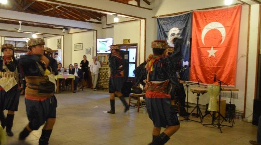 &rsquo;cumhuriyet Balosu&rsquo;nda Şarkı Krizi