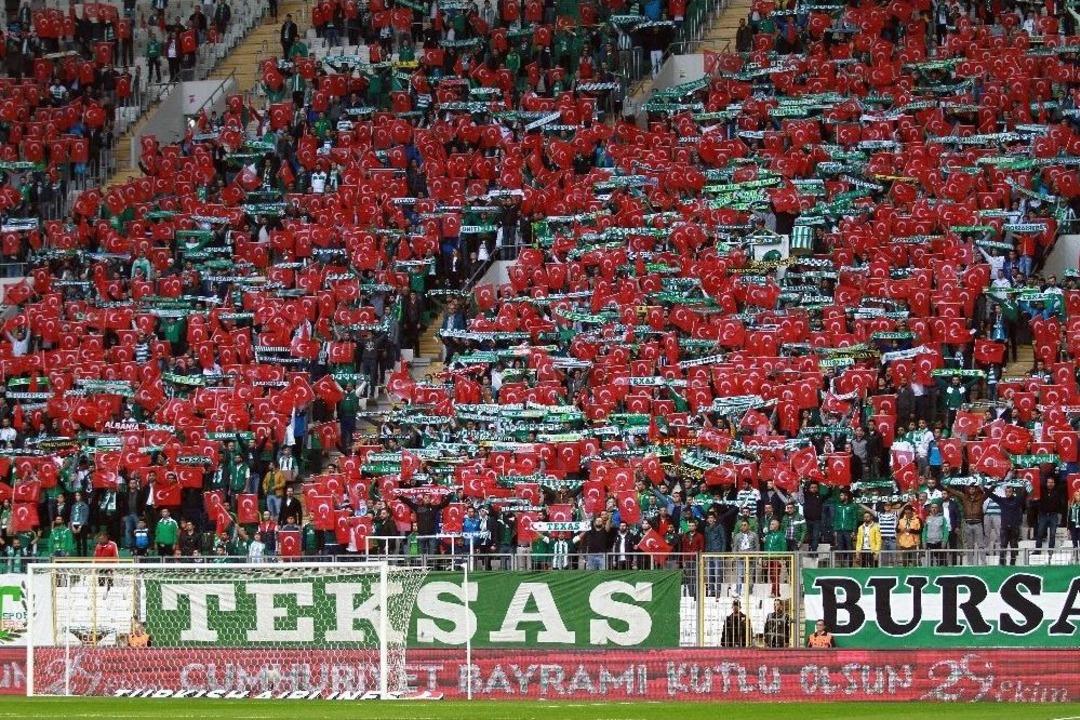 Bursa&rsquo;da Trib&uuml;nler Kırmızı Beyaza B&uuml;r&uuml;nd&uuml;