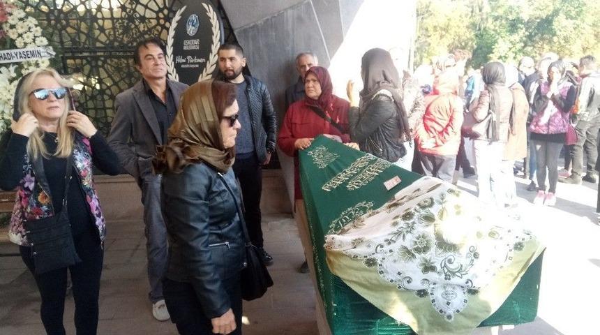 Kadık&ouml;y&rsquo;de Direksiyon Başında Vurulan Kadın Son Yolculuğuna Uğurlandı