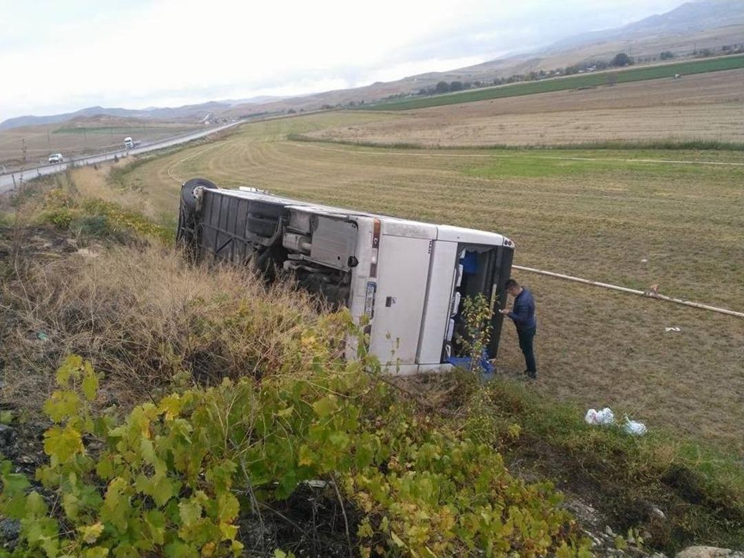 İş&ccedil;i Servisi Devrildi: 19 Yaralı