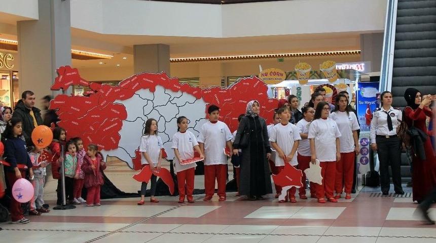 29 Ekim Cumhuriyet Bayramı&rsquo;nda &Ccedil;ocuklar T&uuml;rkiye Puzzle&rsquo;ı Yaptı