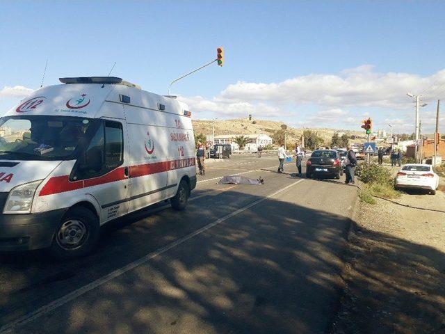 İzmir&rsquo;de Trafik Kazası: 1 &Ouml;l&uuml; 1