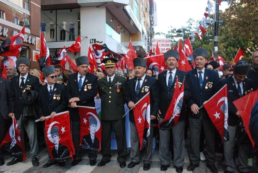 Avcılar&rsquo;da Sokaklar Kırmızı Beyaza B&uuml;r&uuml;nd&uuml;