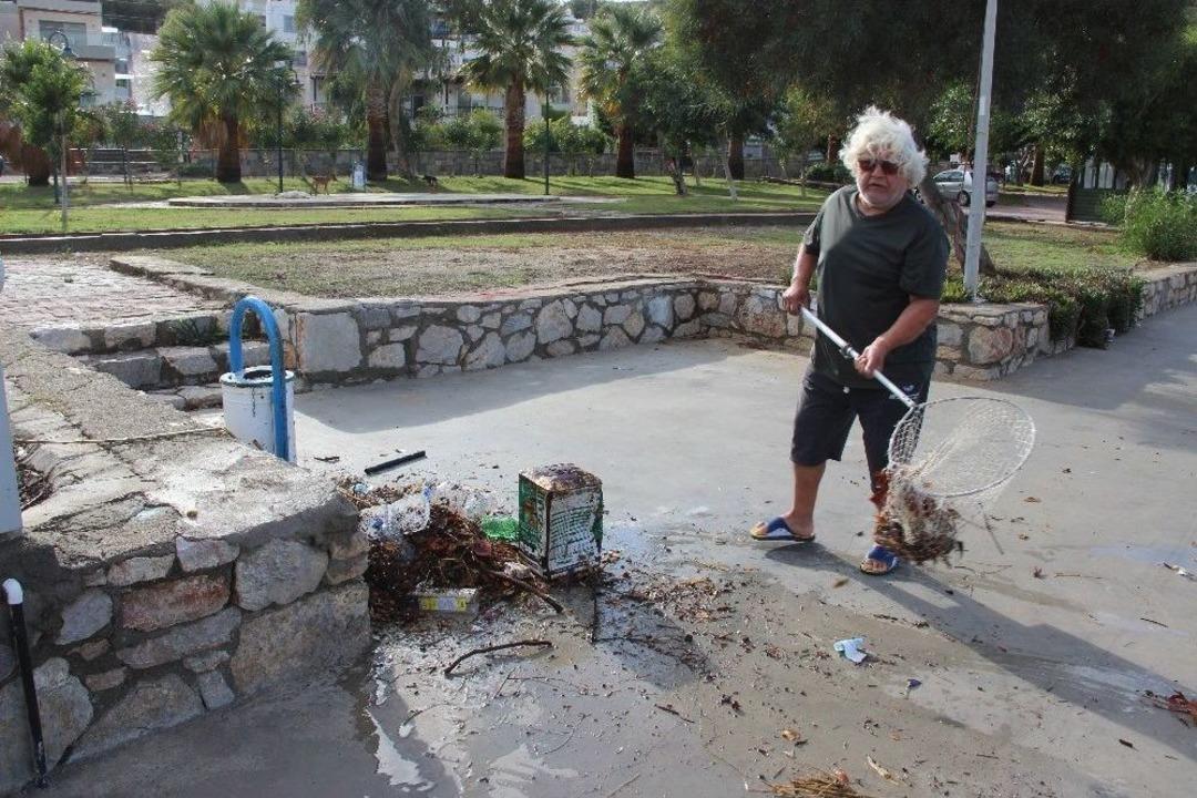 Balık Ağlarıyla Denizden &Ccedil;&ouml;p Topladılar