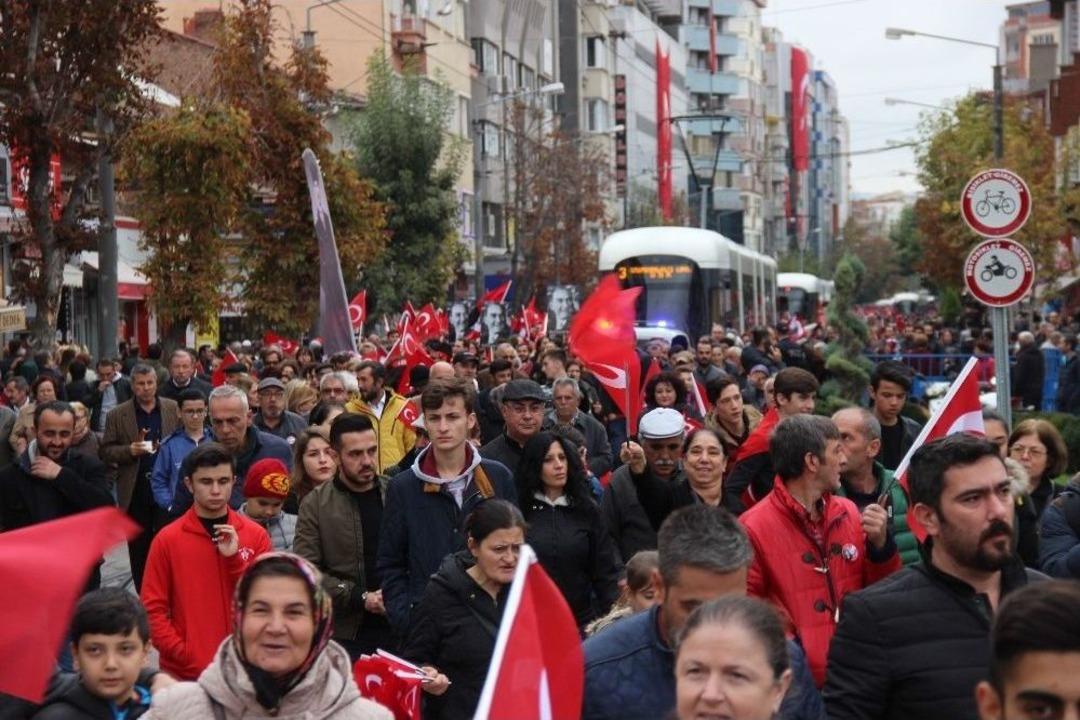 Eskişehir&rsquo;de Binlerce Kişi &lsquo;cumhuriyet&rsquo; İ&ccedil;in Y&uuml;r&uuml;d&uuml;