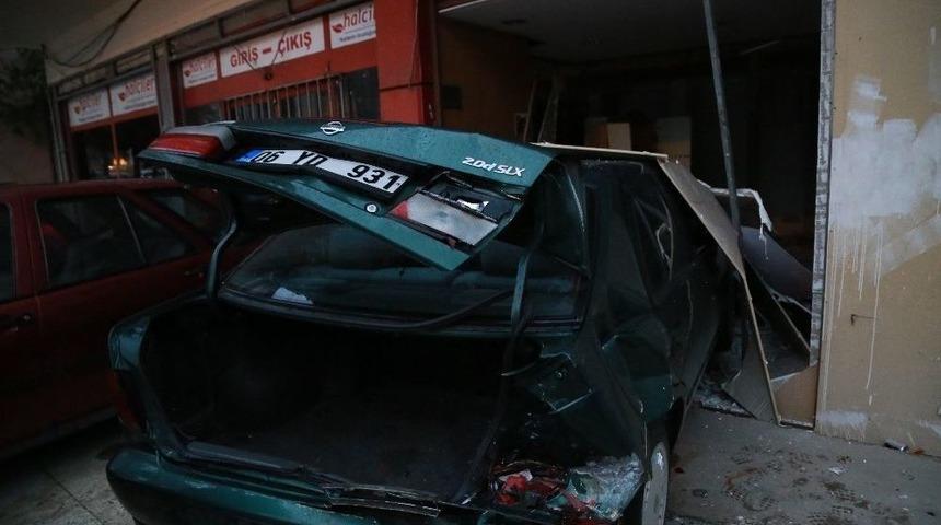 Direksiyon Başında Kalp Krizi Ge&ccedil;irdi, Otomobille D&uuml;kkana Girdi