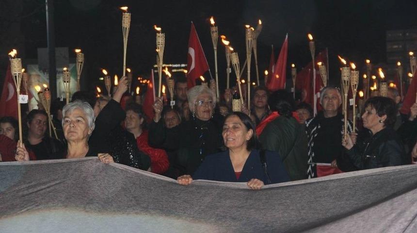 Sivas&rsquo;ta Sağanak Yağmur Altında Fener Alayı