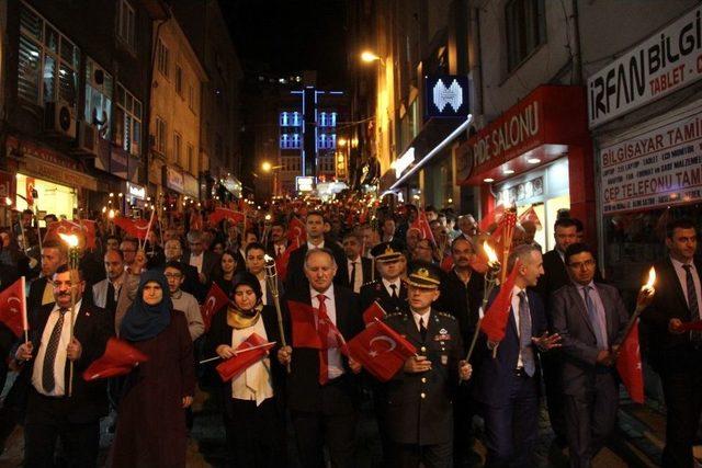 Artvin’de Mehteran Eşliğinde Cumhuriyet Yürüyüşü