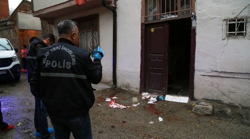 Önce Kız Kardeşini, Sonra Kendini Bıçakladı