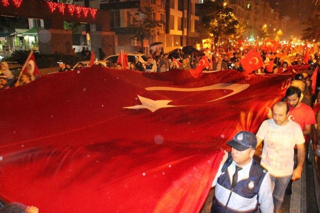 Hatay&rsquo;da Yağmur Altında Fener Alayı Y&uuml;r&uuml;y&uuml;ş&uuml;