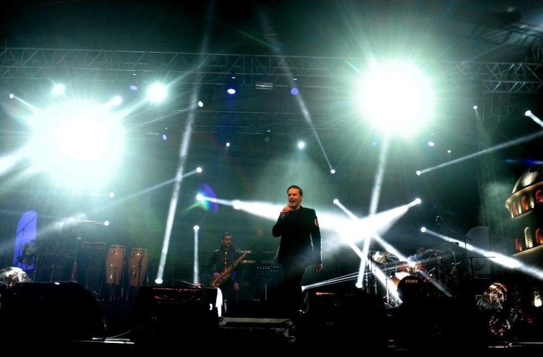 Şarkıcı Edis, Cumhuriyet Ş&ouml;leni&rsquo;nde Bursa&rsquo;da Binlerce Kişiyi Coşturdu