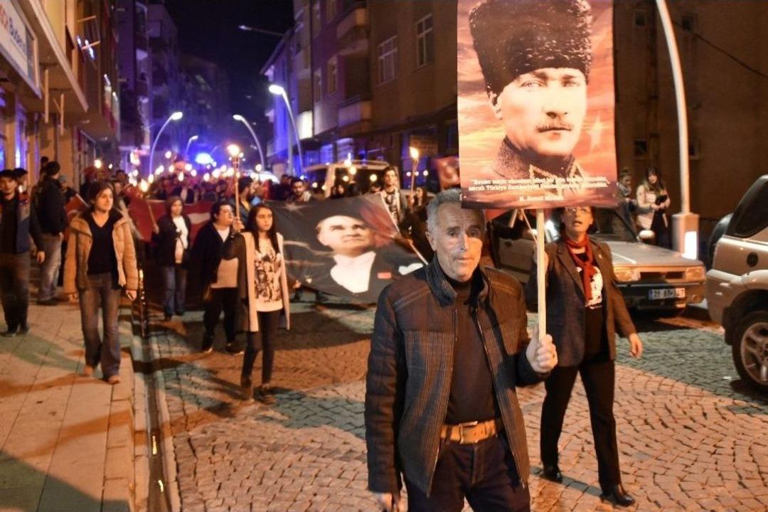 Chp&rsquo;den G&uuml;m&uuml;şhane&rsquo;de &lsquo;cumhuriyet, Vatan Ve H&uuml;rriyet&rsquo; Y&uuml;r&uuml;y&uuml;ş&uuml;