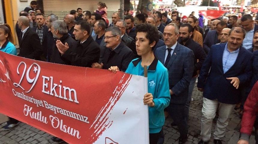 Pendik&rsquo;te 94 Metre Uzunluğundaki T&uuml;rk Bayrağı İle Cumhuriyet Bayramı Kutlaması