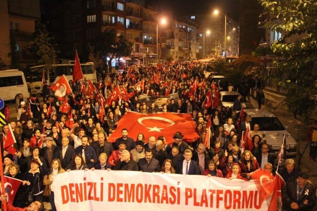 Cumhuriyet Y&uuml;r&uuml;y&uuml;ş&uuml;nde 500 Metre Uzunluğunda Bayrak A&ccedil;ıldı