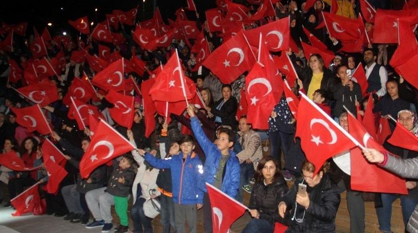 K&uuml;&ccedil;&uuml;k&ccedil;ekmece&rsquo;de Cumhuriyet Coşkusu