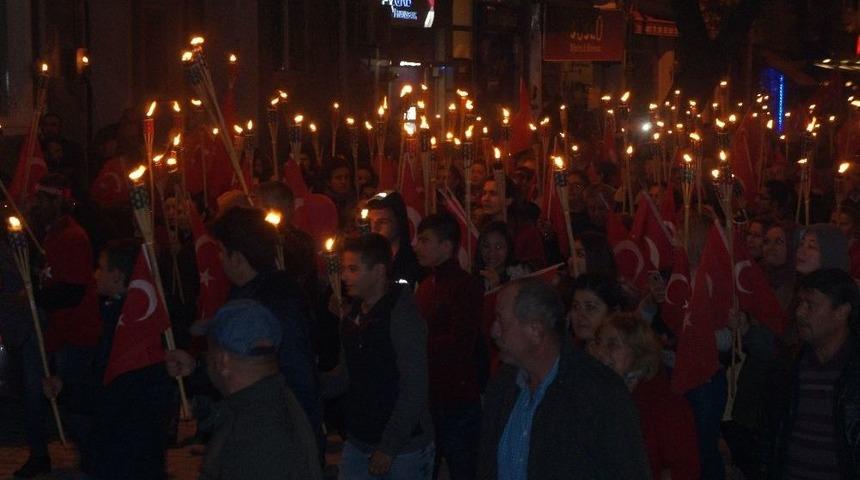 Lapseki&rsquo;de Fener Alayı Y&uuml;r&uuml;y&uuml;ş&uuml;