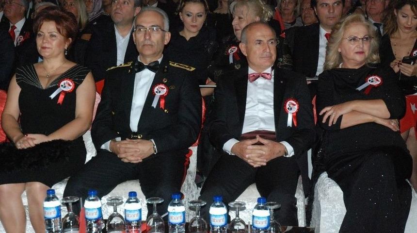 B&uuml;y&uuml;k&ccedil;ekmeceliler Cumhuriyetin 94&rsquo;&uuml;nc&uuml; Yılını Erol Evgin Konseriyle Kutladı