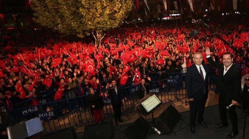 Vatandaşlar Cumhuriyet Bayramında Ferhat G&ouml;&ccedil;er&rsquo;le Eğlendi