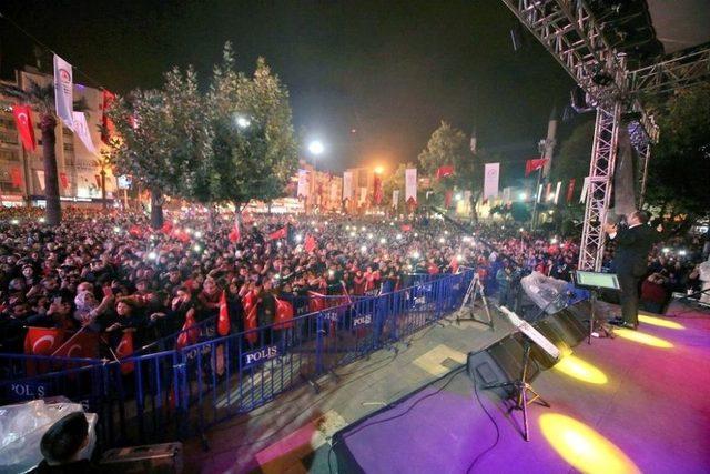 Vatandaşlar Cumhuriyet Bayramında Ferhat Göçer’le Eğlendi