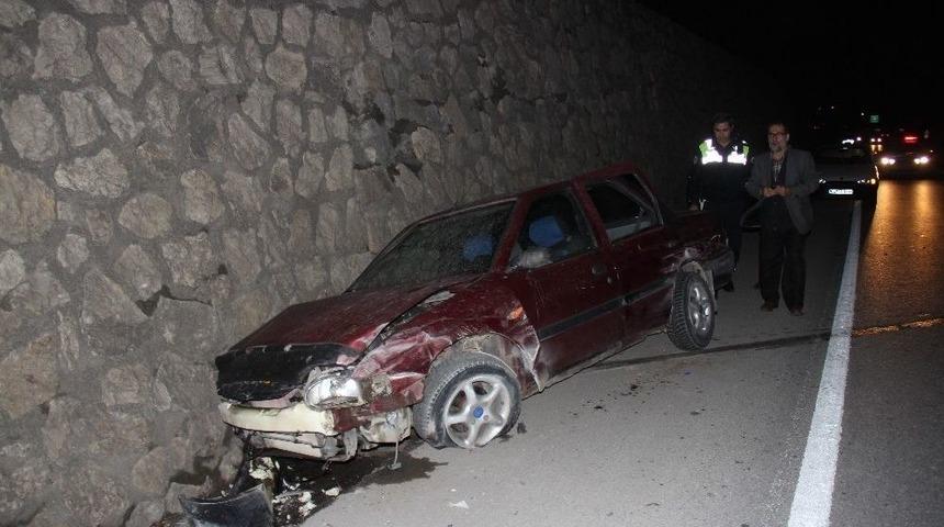 &Ouml;nce Bariyerlere Ardından Duvara &Ccedil;arptı: 3 Yaralı