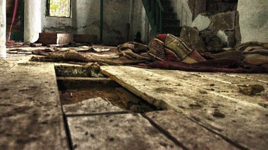 Defineciler Tarihi Camiyi Talan Etti